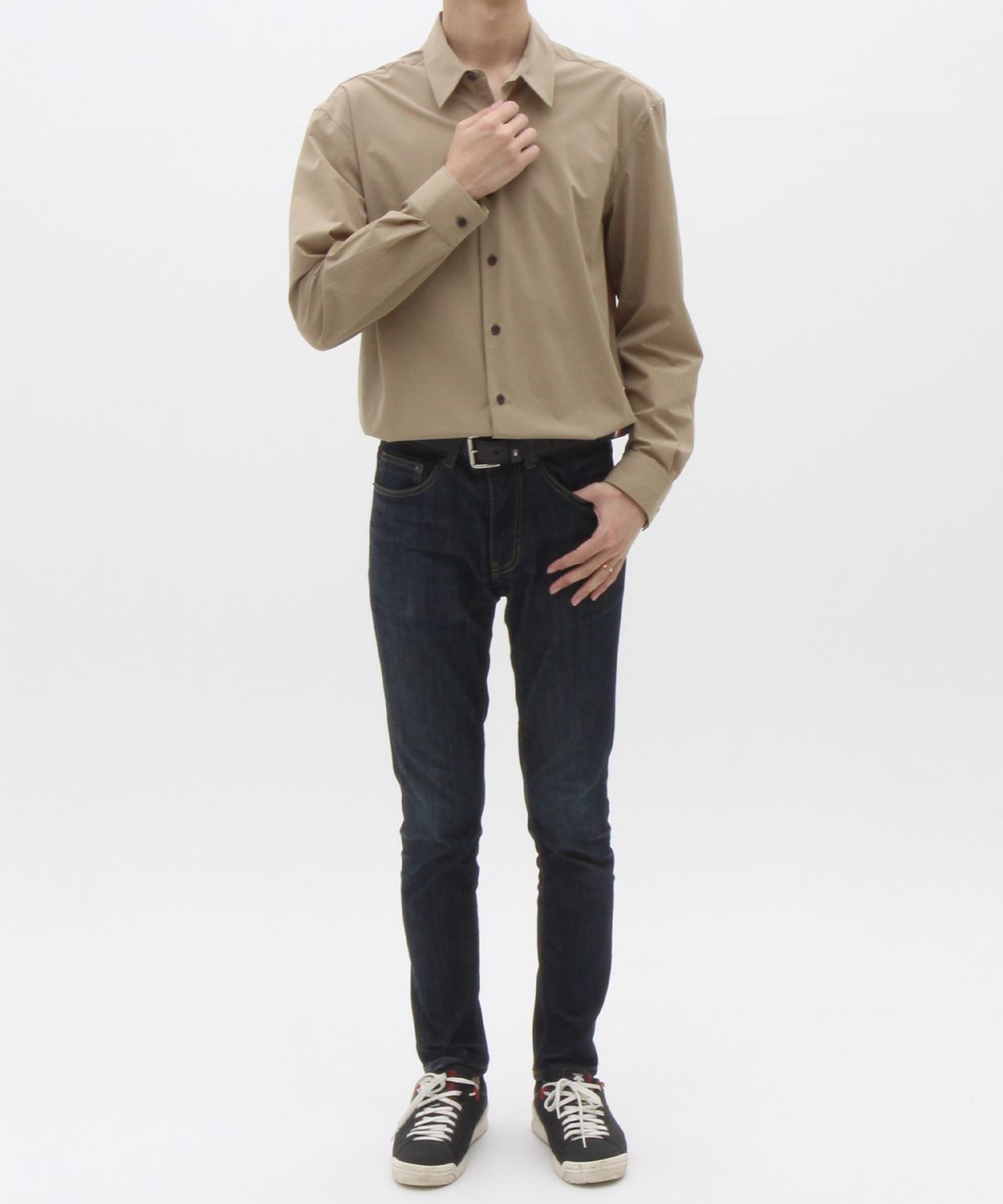 더셔츠스튜디오(THE SHIRTS STUDIO) 브라운 루즈핏 나일론 스판 솔리드 셔츠