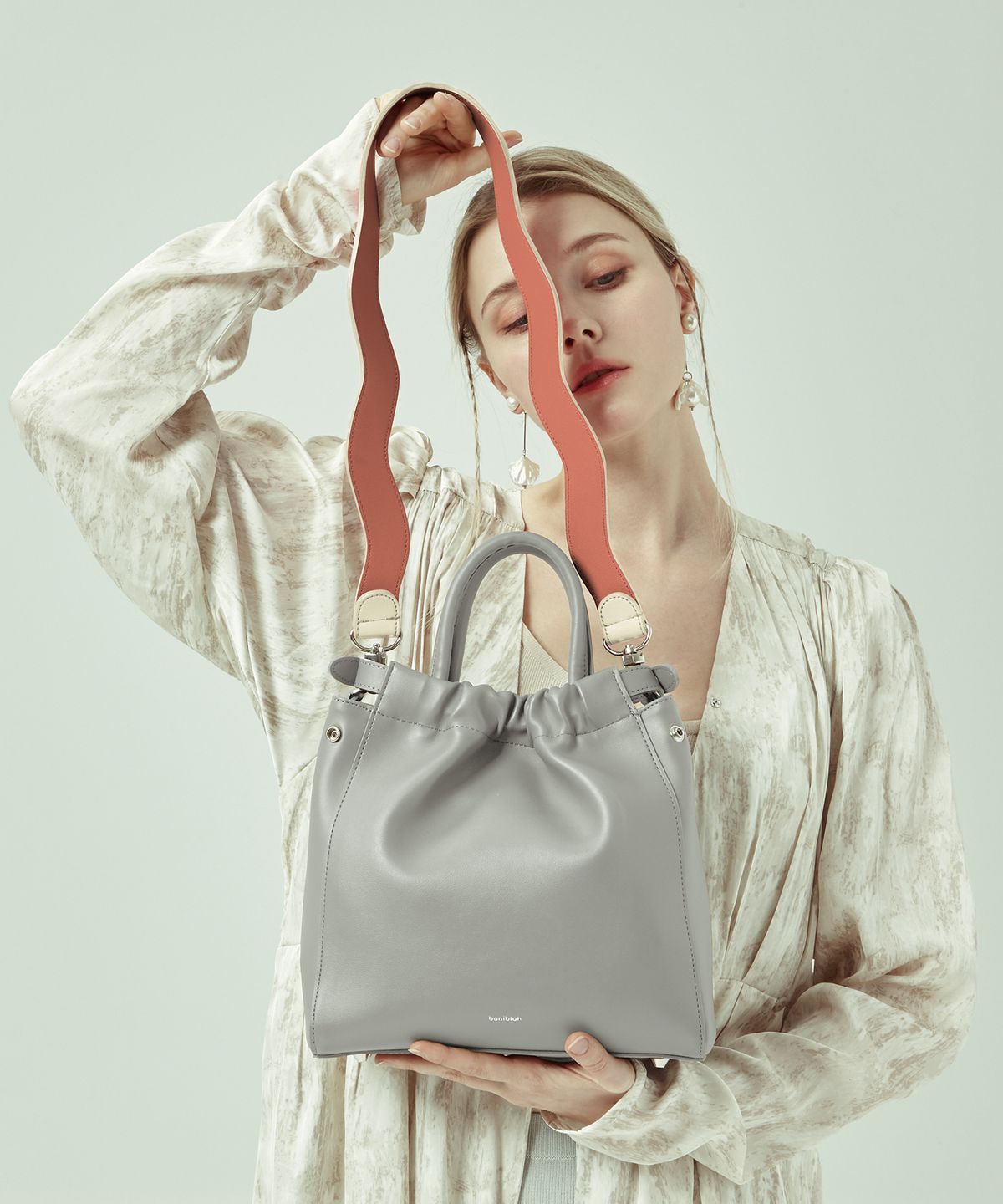 보니블라(BONIBLAH) DOUX BAG (LIGHT GRAY)