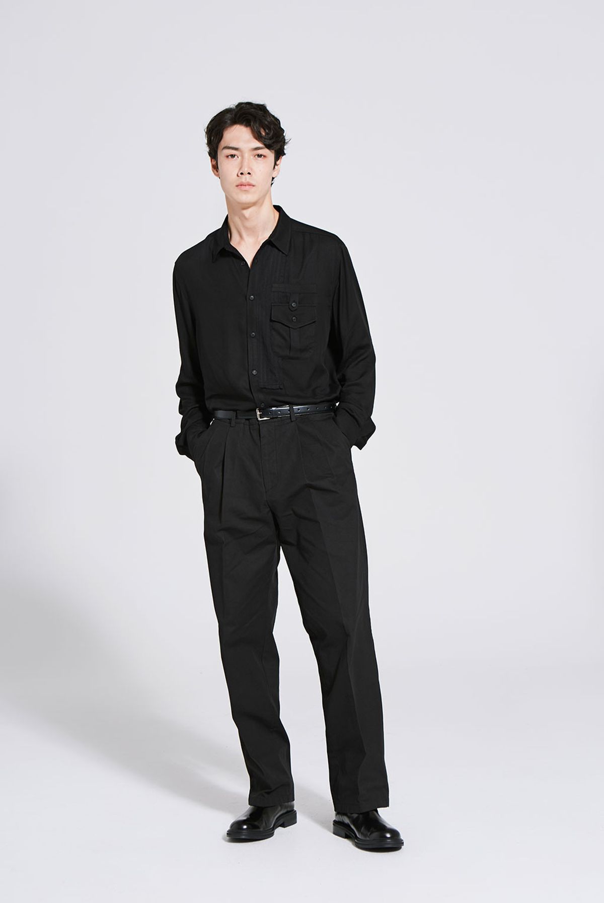 모스(MOTH) 핀턱 디테일 셔츠_블랙