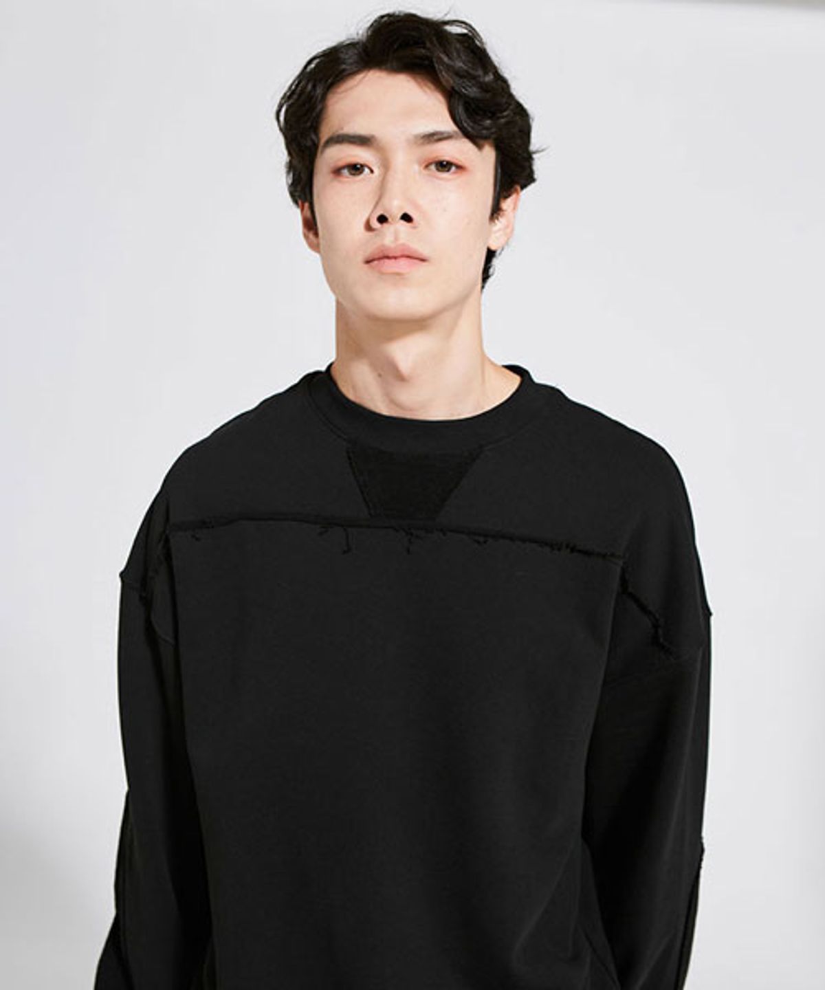 모스(MOTH) 라인 배색 맨투맨_블랙