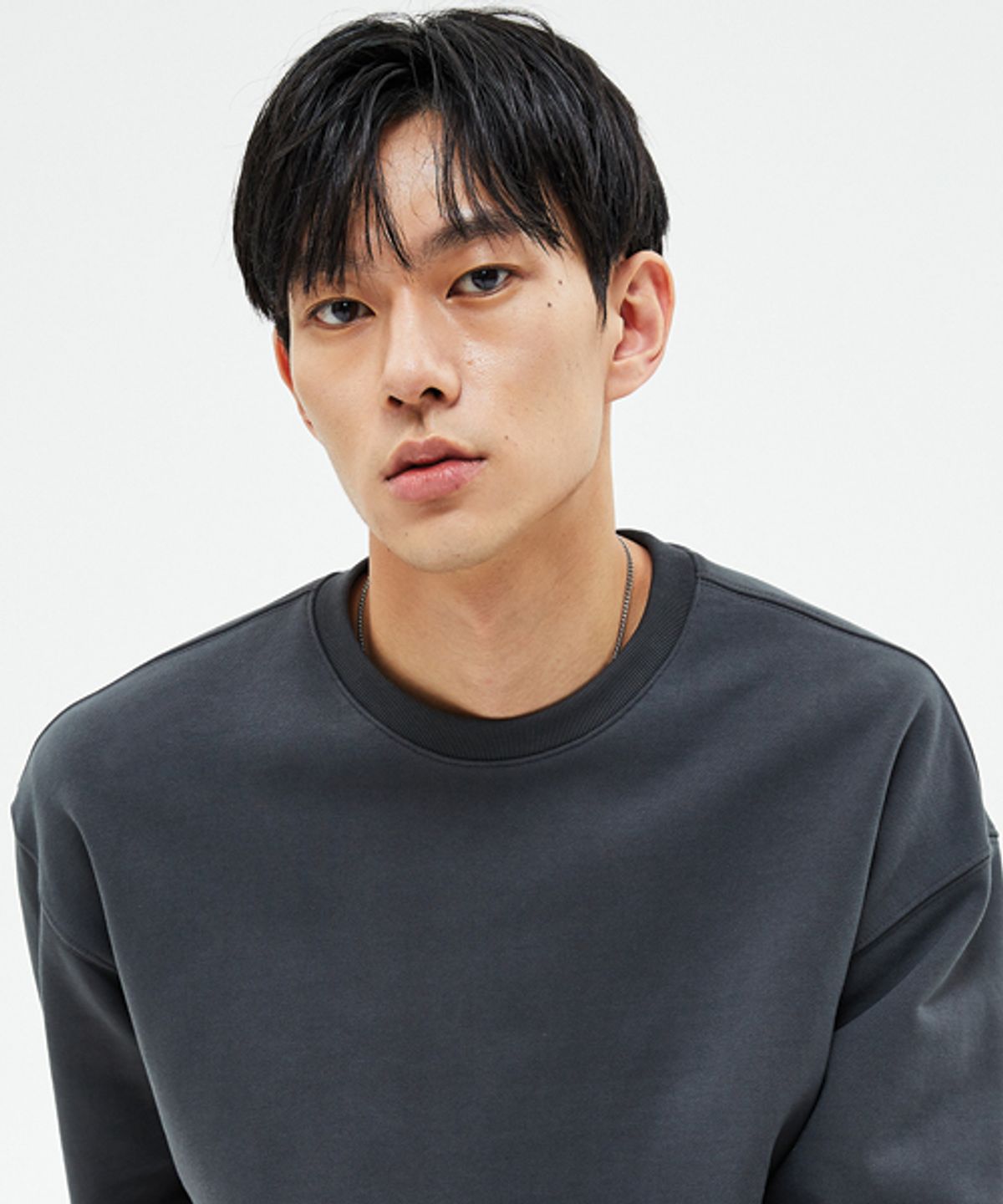 소버먼트(SOVERMENT) 950G 솔리드 맨투맨-아스팔트-[세미 오버핏]