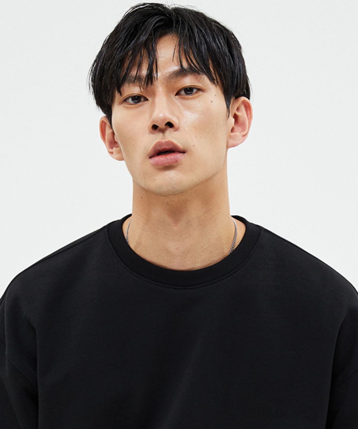 소버먼트(SOVERMENT) 950G 솔리드 맨투맨-딥 블랙-[세미 오버핏]