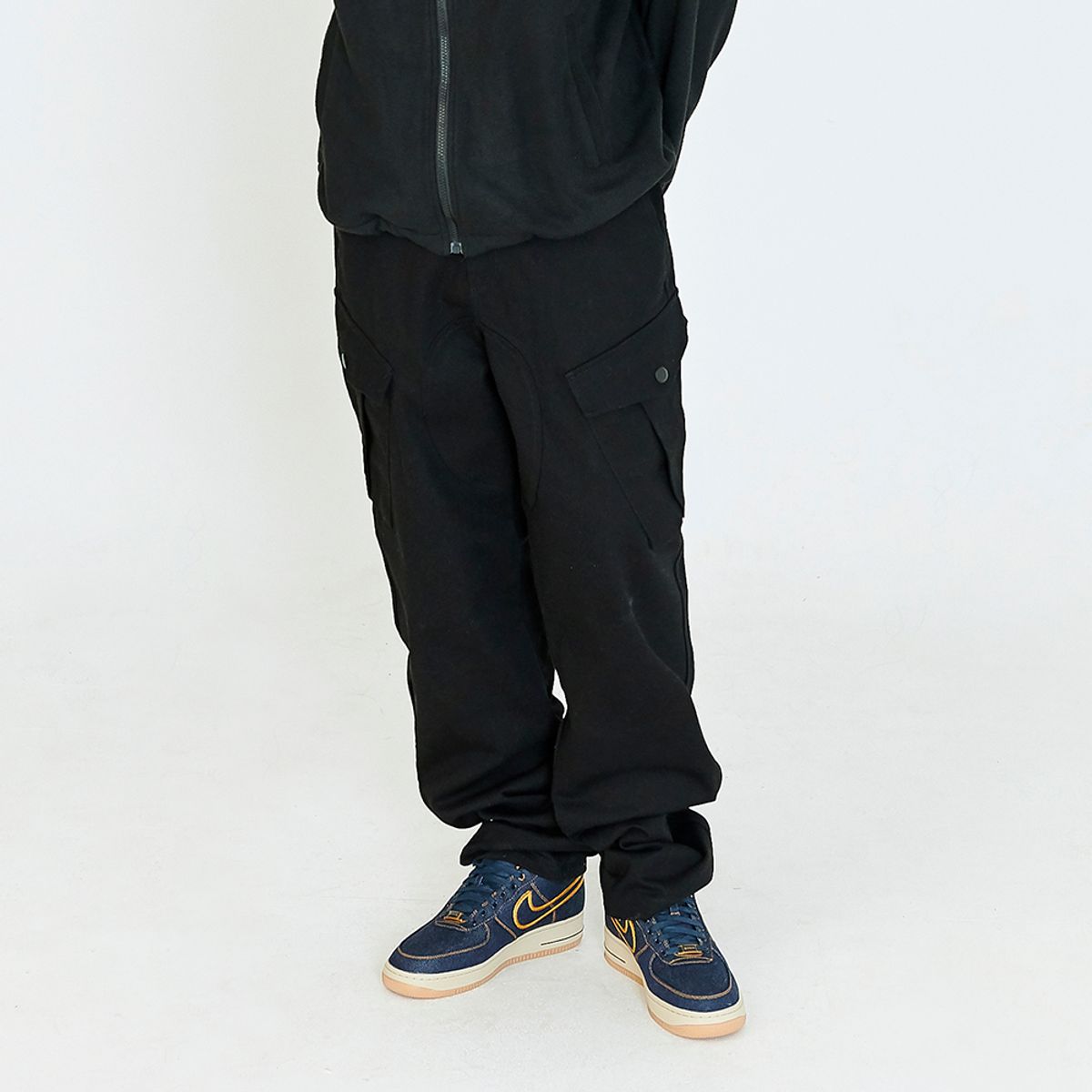 아임낫어휴먼비잉(I AM NOT A HUMAN BEING) POCKET DETAIL JEANS - BLACK