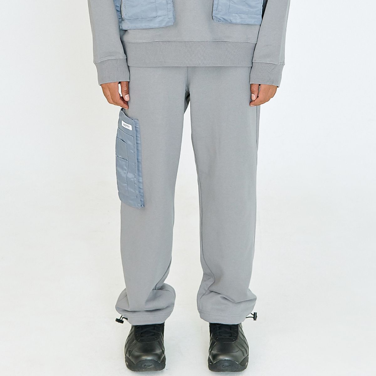 아임낫어휴먼비잉(I AM NOT A HUMAN BEING) POCKET DETAIL SWEATPANTS - CHARCOAL