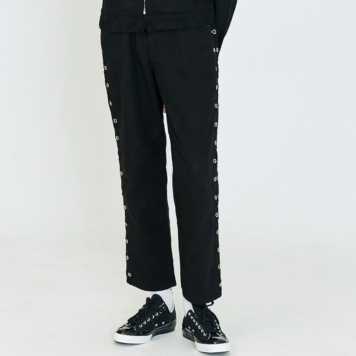 아임낫어휴먼비잉(I AM NOT A HUMAN BEING) EYELET DETAIL JEANS - BLACK