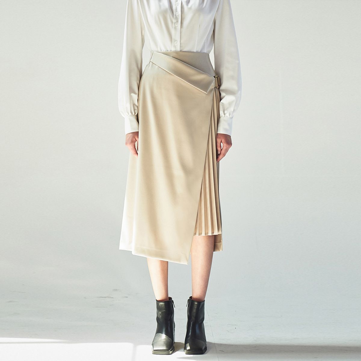 아쿠드(ACUD) HALF PLEATED WRAP SKIRT_BEIGE