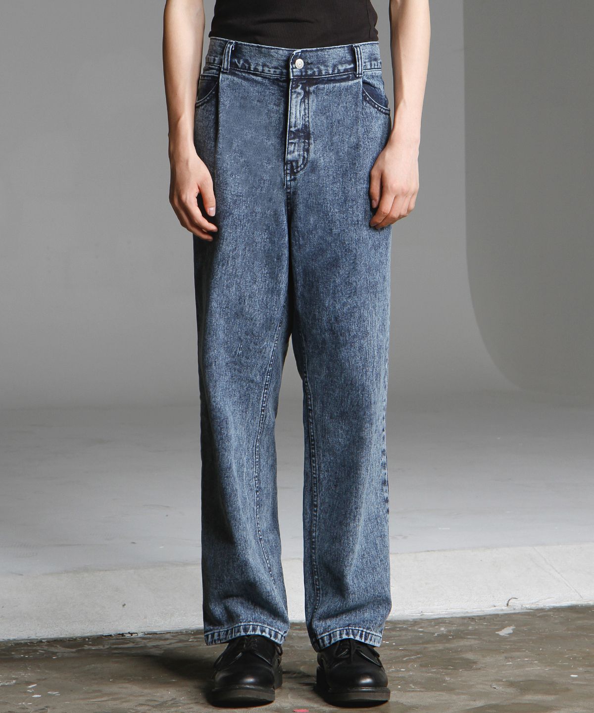위해브어테일(WE HAVE A TAIL) TUCK WIDE TAPERED JEAN (STONE INDIGO)