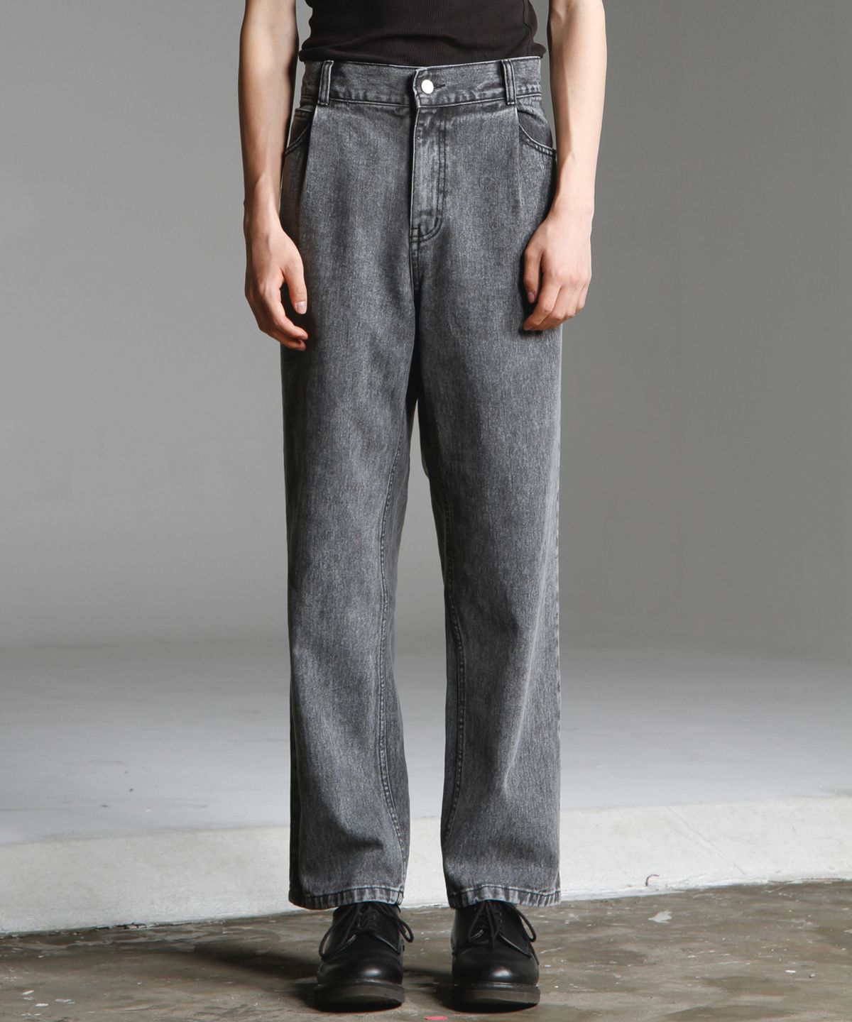 위해브어테일(WE HAVE A TAIL) TUCK WIDE TAPERED JEAN (STONE BLACK)