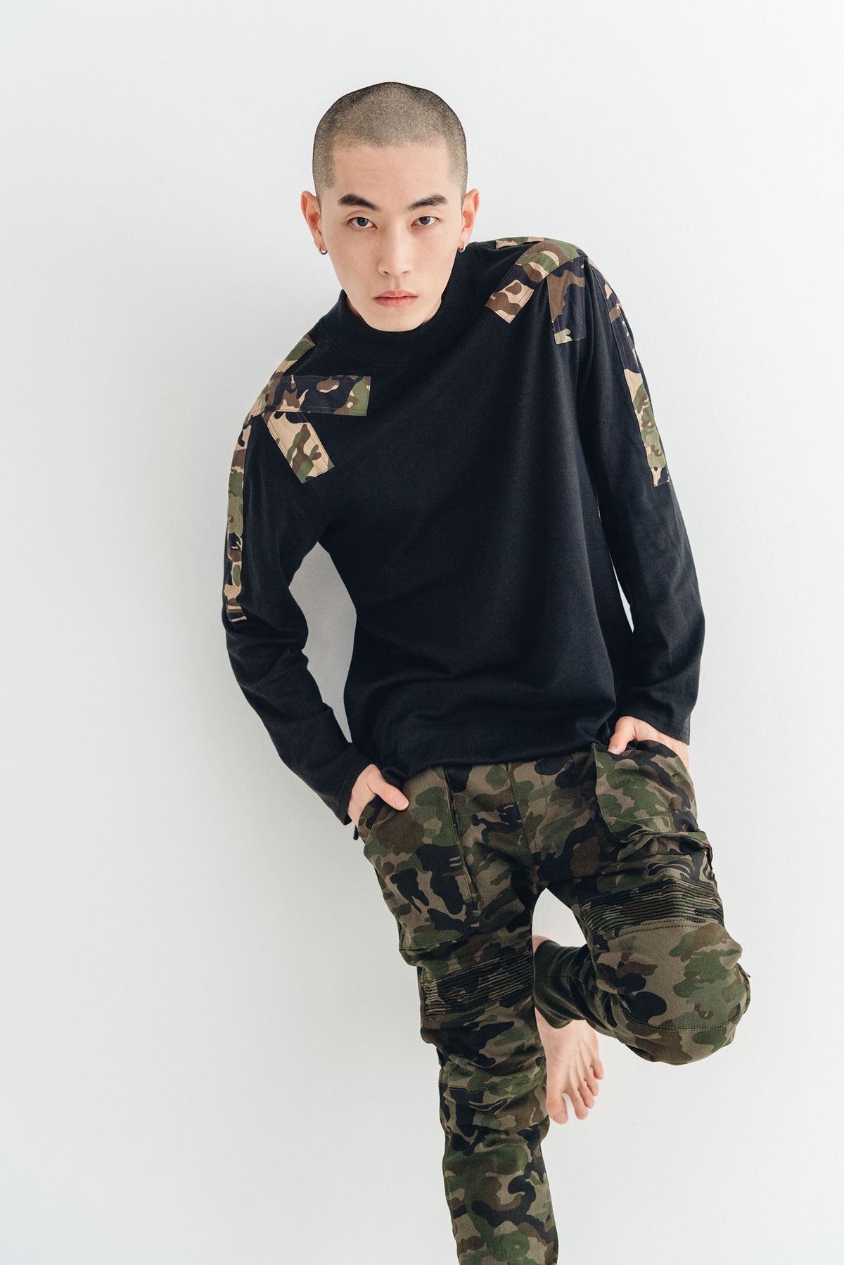 모빈스알(MOVINS.R) AXIO SHOULDER POINT TOP BLACK