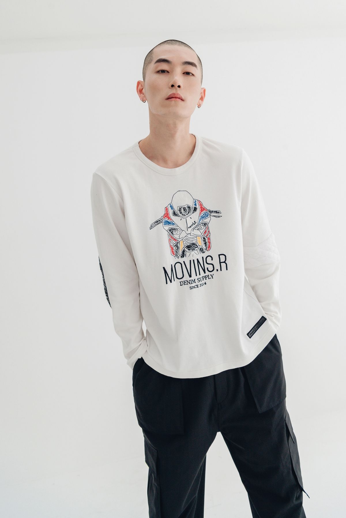 모빈스알(MOVINS.R) AXIO UNBAL EMBO TOP WHITE