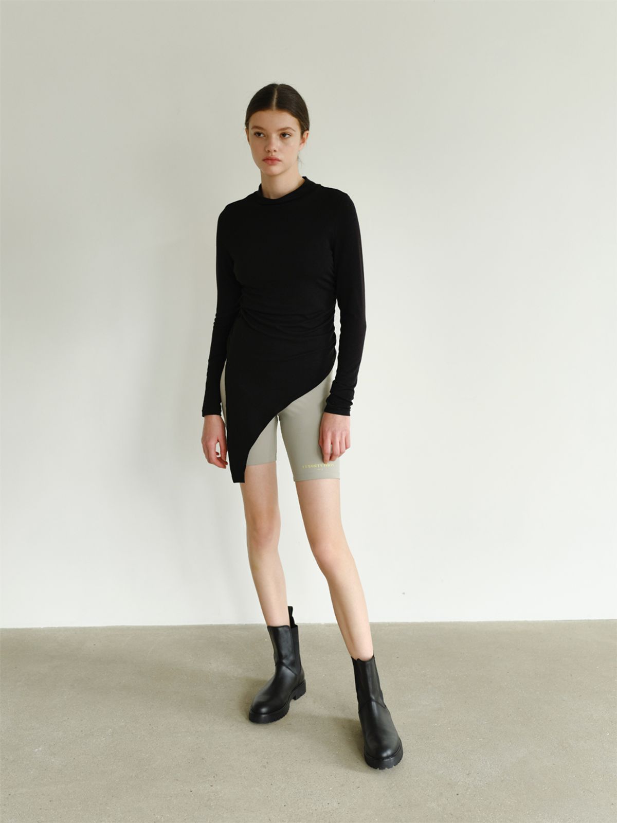 일일오구스튜디오(1159STUDIO) A2 SHIRRING SLIT TURTLENECK T-SHIRTS_BK
