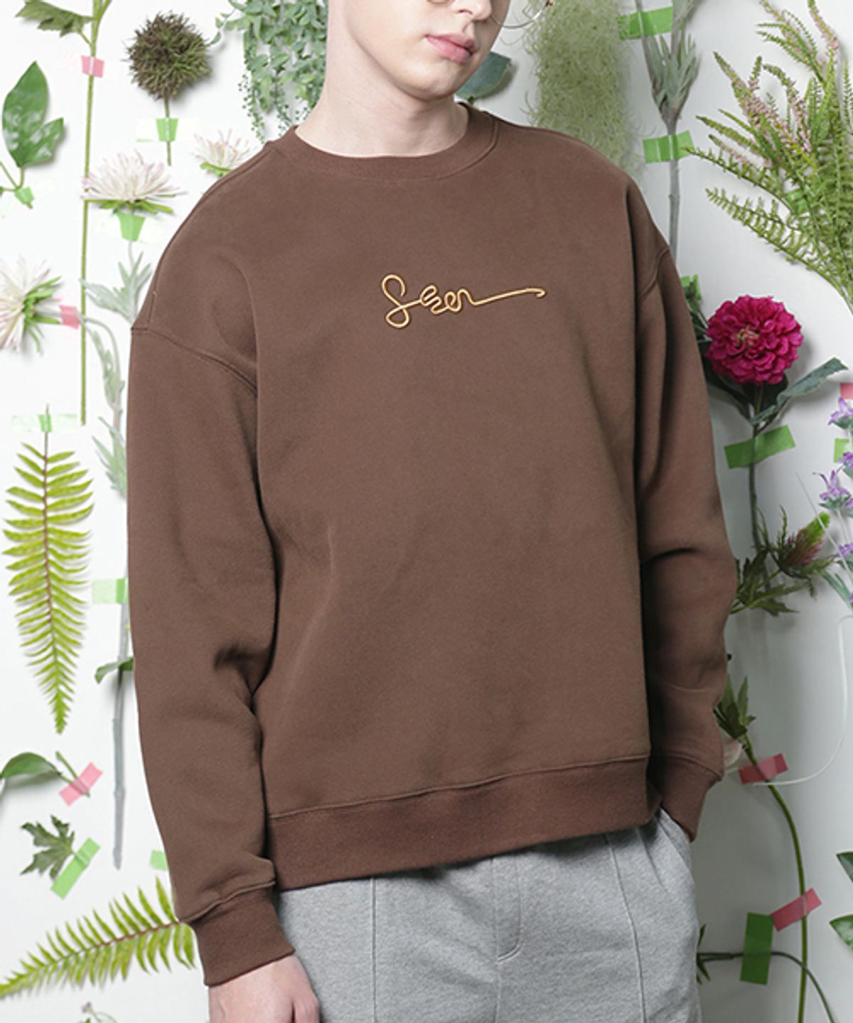 몽키플라워(Monkey Flower) 공용 로고자수 기모 맨투맨티셔츠 BROWN/ MF0WMT02U40