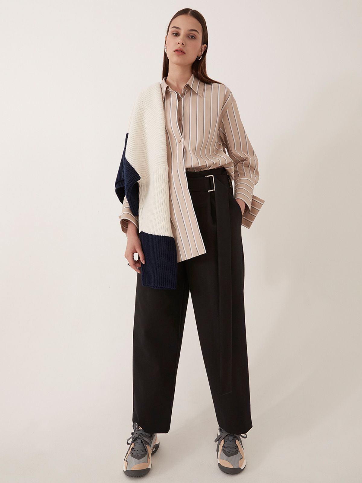 르이엘(LE YIEL) Tuck Detail Long Pants_Navy 턱 디테일 롱 팬츠_네이비