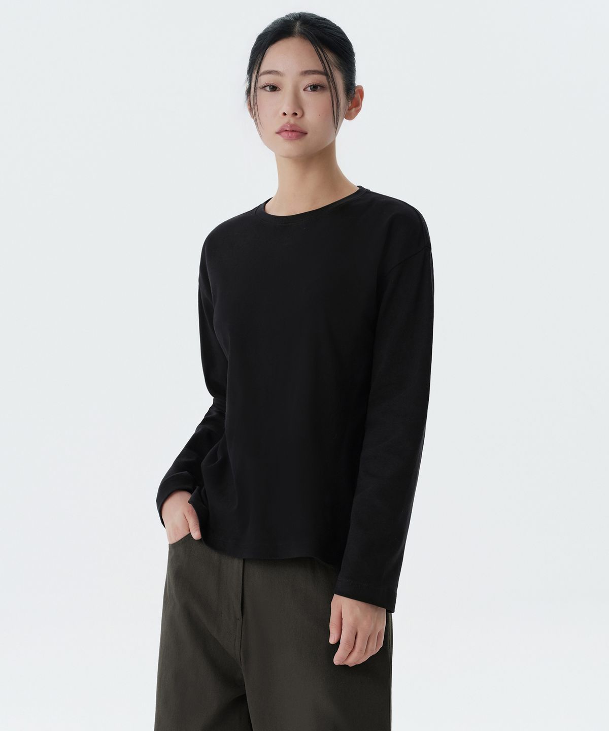 무신사 스탠다드 우먼(MUSINSA STANDARD WOMAN) 우먼즈 릴렉스드 크루 넥 긴소매 티셔츠 [블랙]
