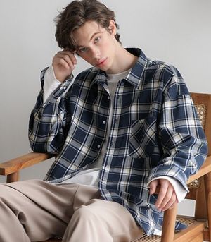 유니섹스 포인트 오버핏 체크 셔츠 네이비