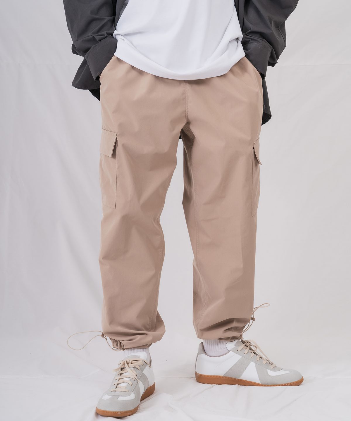 더마일(THEMILE) 엠엘 C/P 와이드스트링 조거 카고팬츠 [BEIGE]