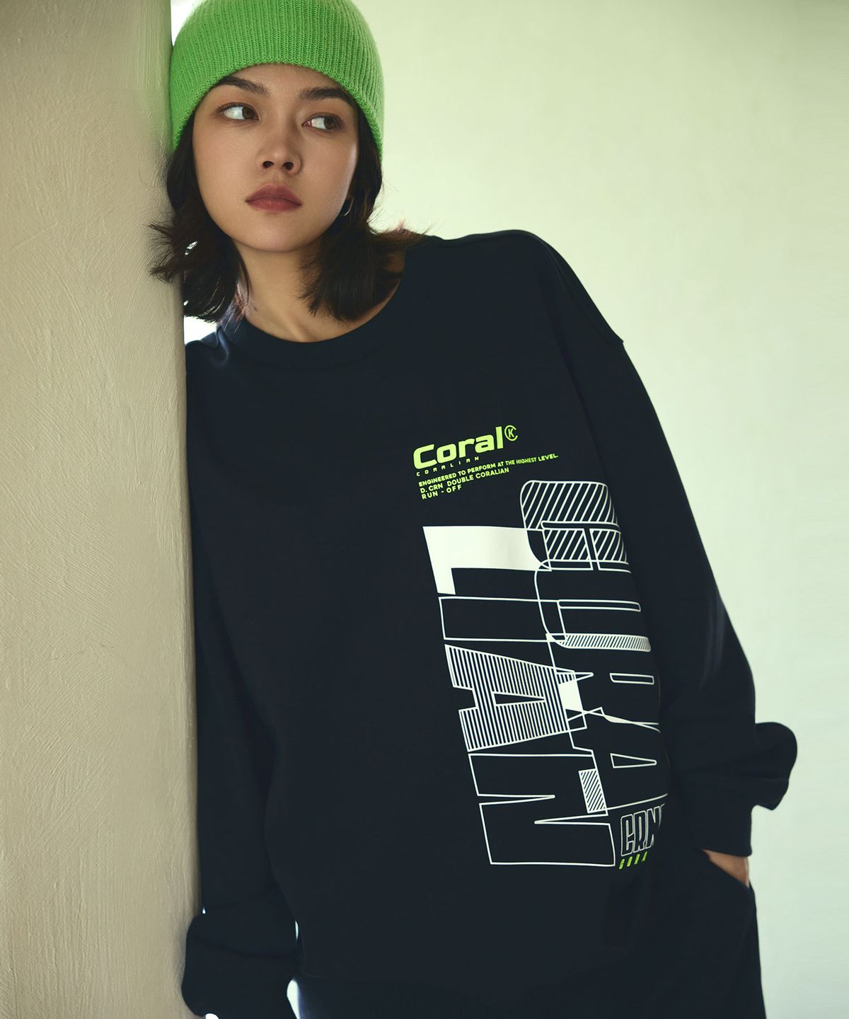 코랄리안(CORALIAN) 런오프 버티컬로고 스웨트셔츠  맨투맨 블랙