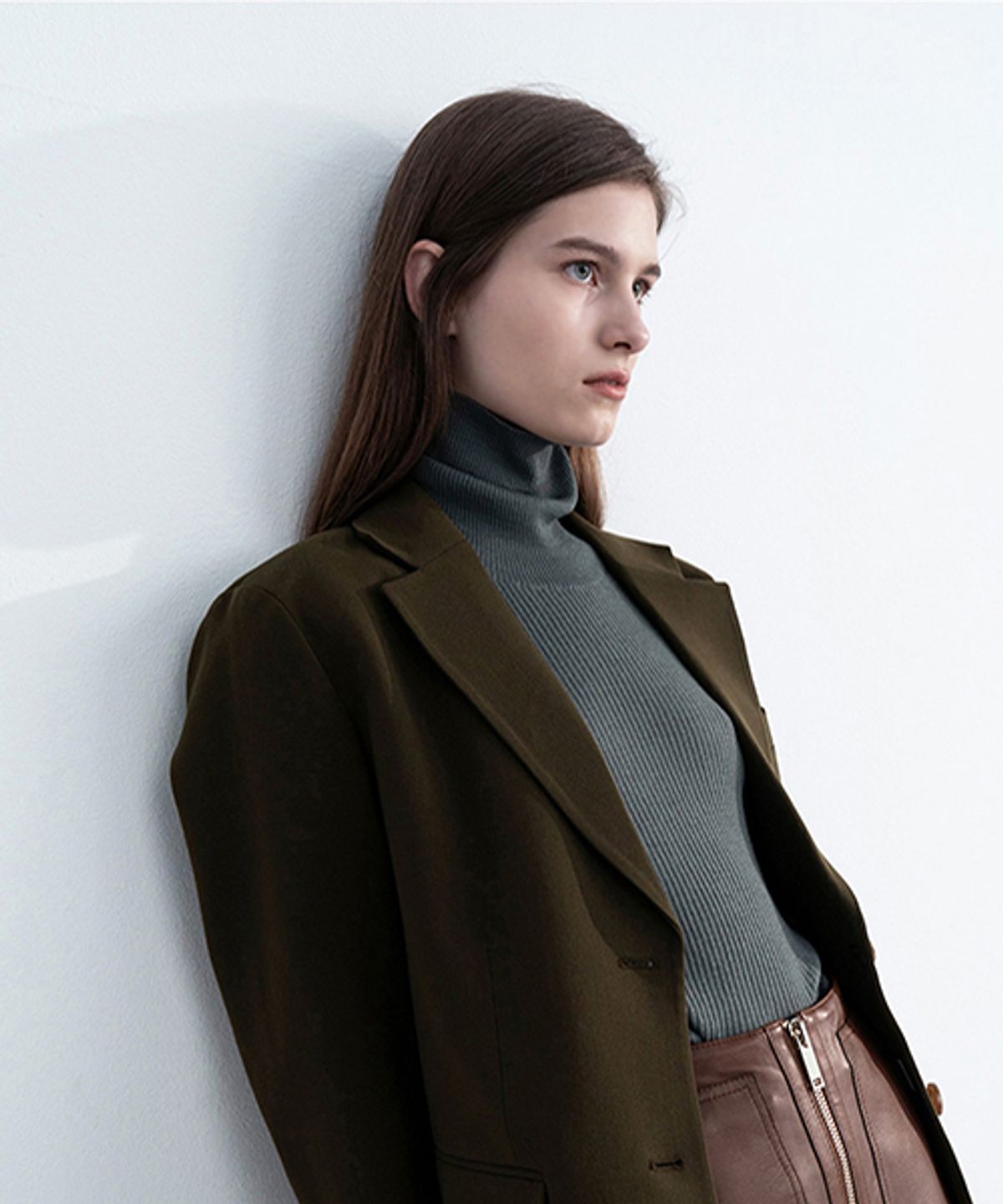 아바몰리(AVA MOLLI) TWO-TONE TURTLENECK KNIT  (Khaki)