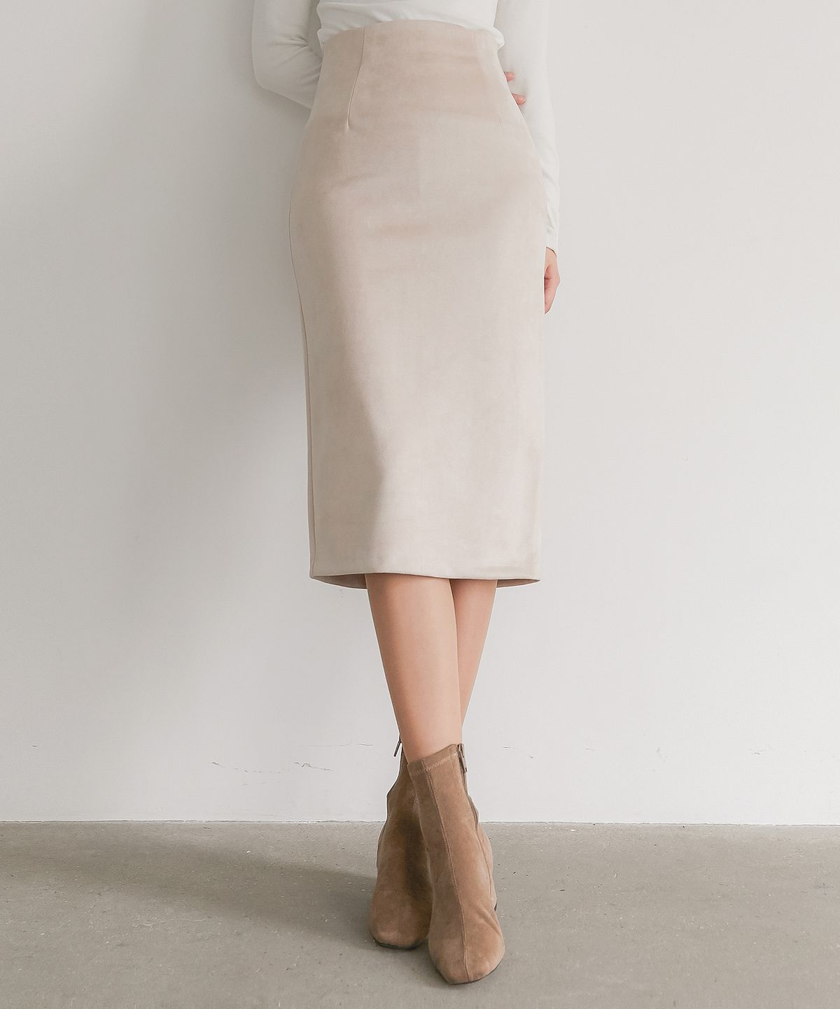 리올그(REORG) FLU SUEDE BACK SLIT SKIRT CREAM