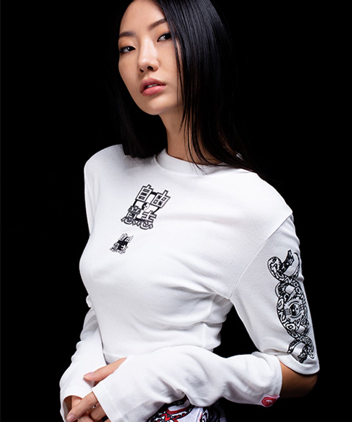 어져드(OZOD) 스네이크 크롭탑_화이트