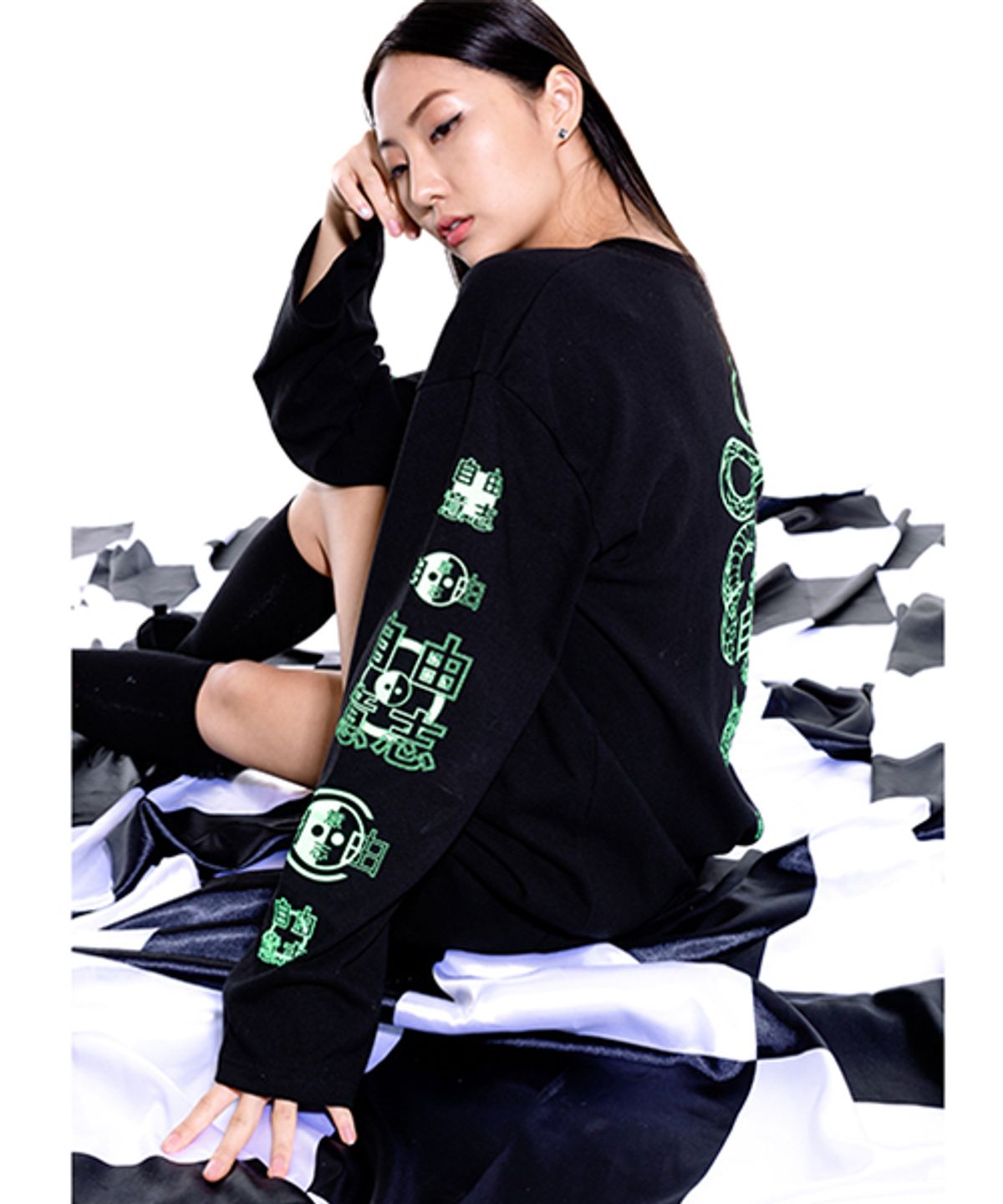 어져드(OZOD) 스네이크 롱슬리브_검정