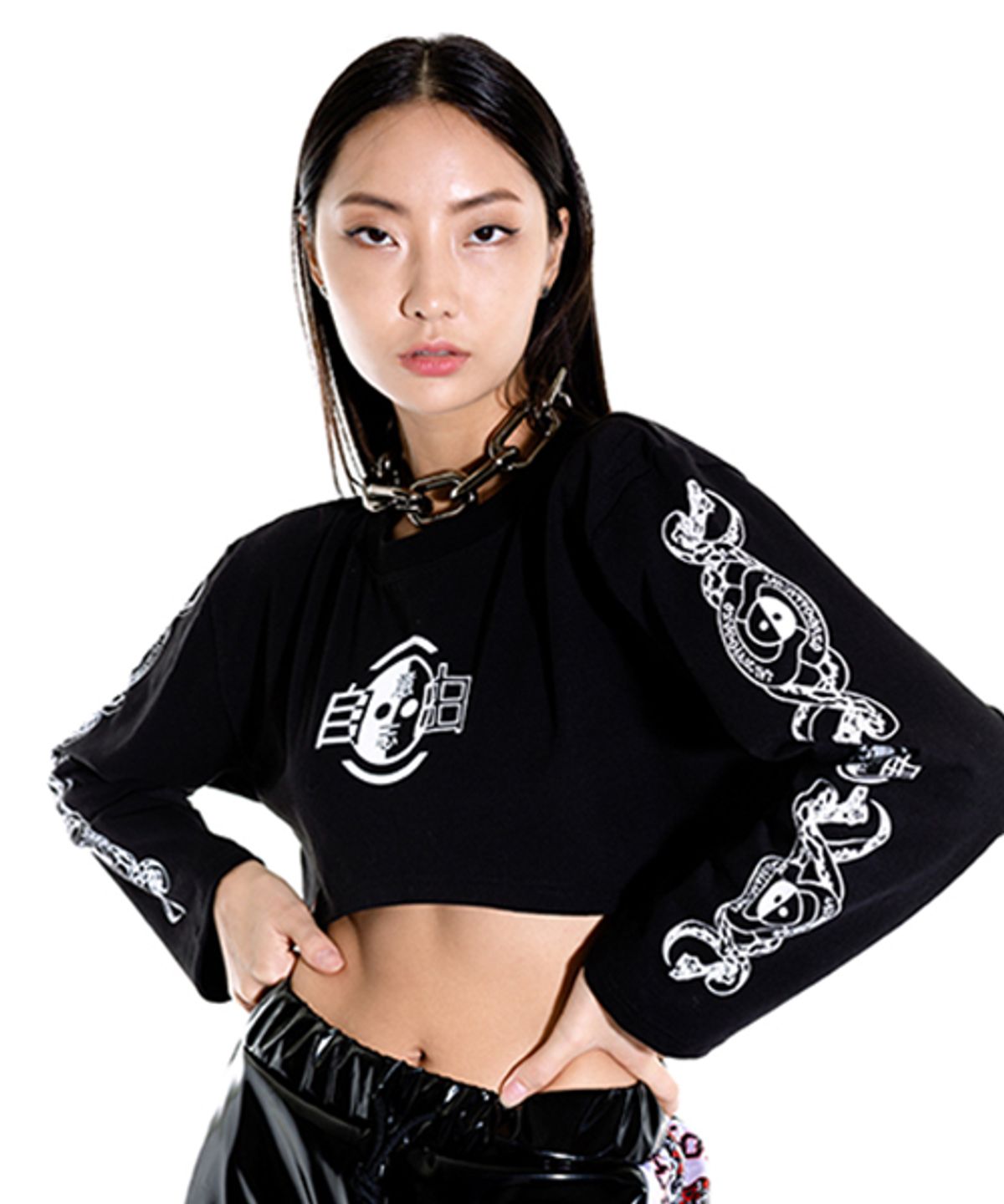 어져드(OZOD) 자유의지 슬리브 크롭탑_검정