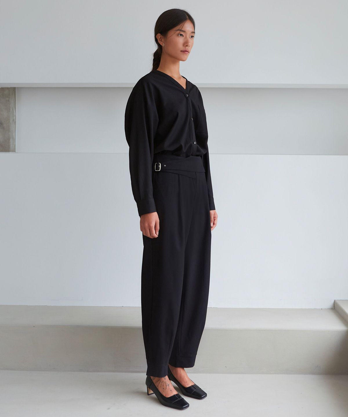 모어올레스(MORE OR LESS) WIDE BELTED WOOL SLACKS-BLACK