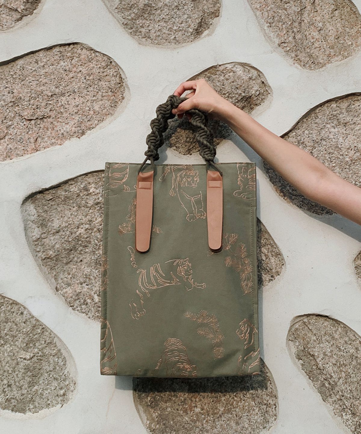 이감각(LEEGAMGAK) 호담백(Tiger Knot Bag) - Khaki