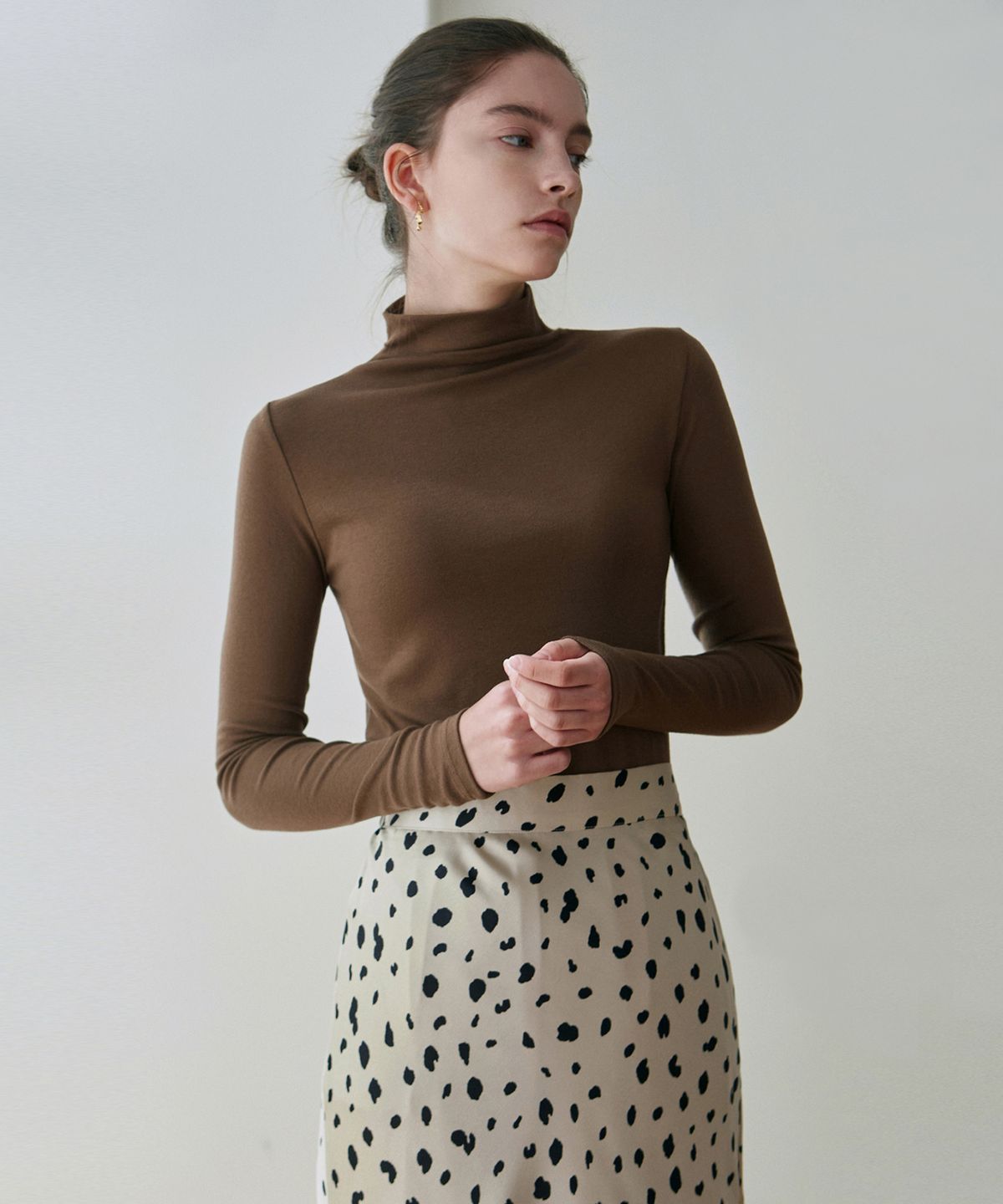 닉앤니콜(NICK&NICOLE) [ESSENTIAL] High Neck Slim Top_Brown