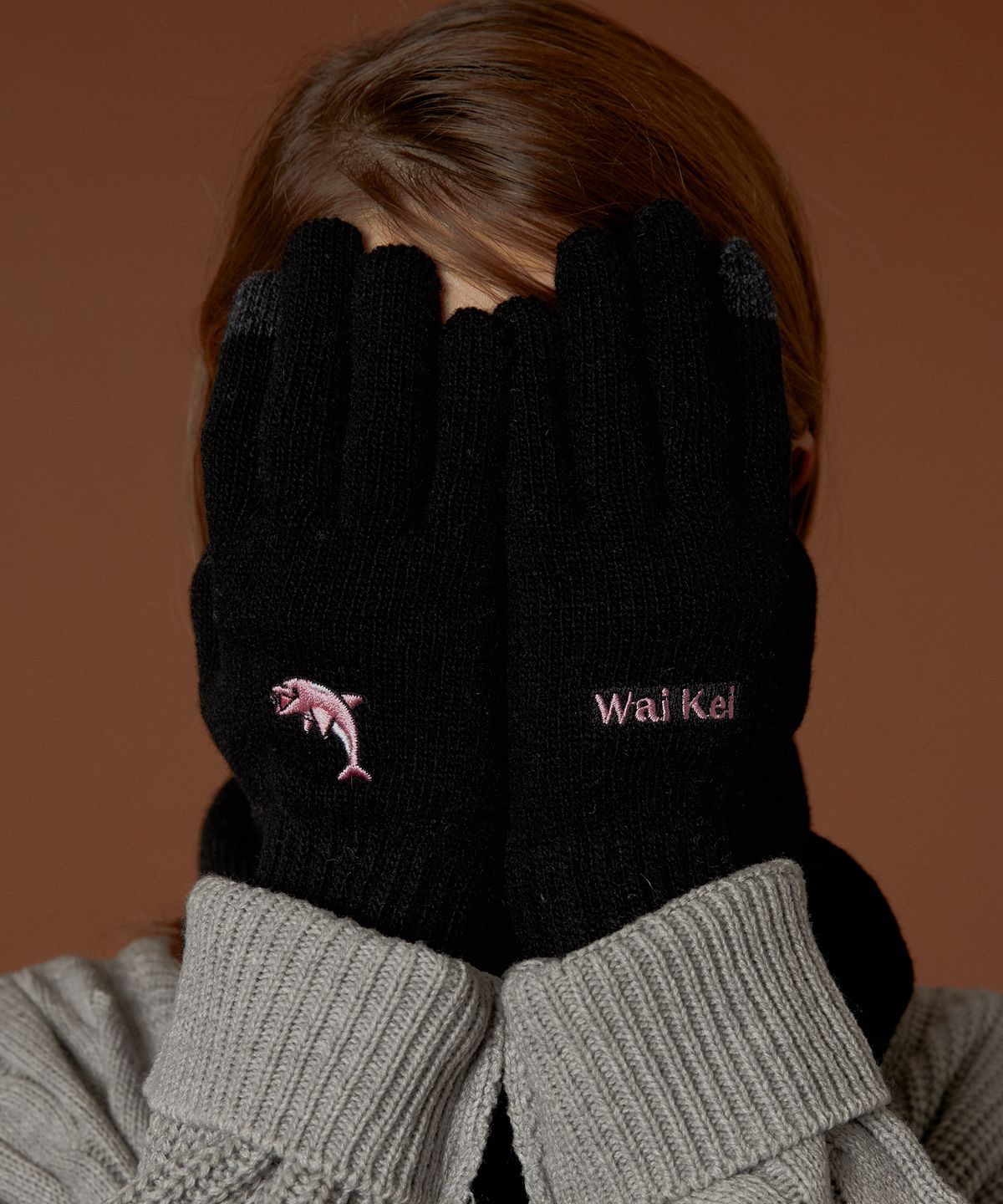 와이케이(WAIKEI) 돌핀 자수 장갑 블랙