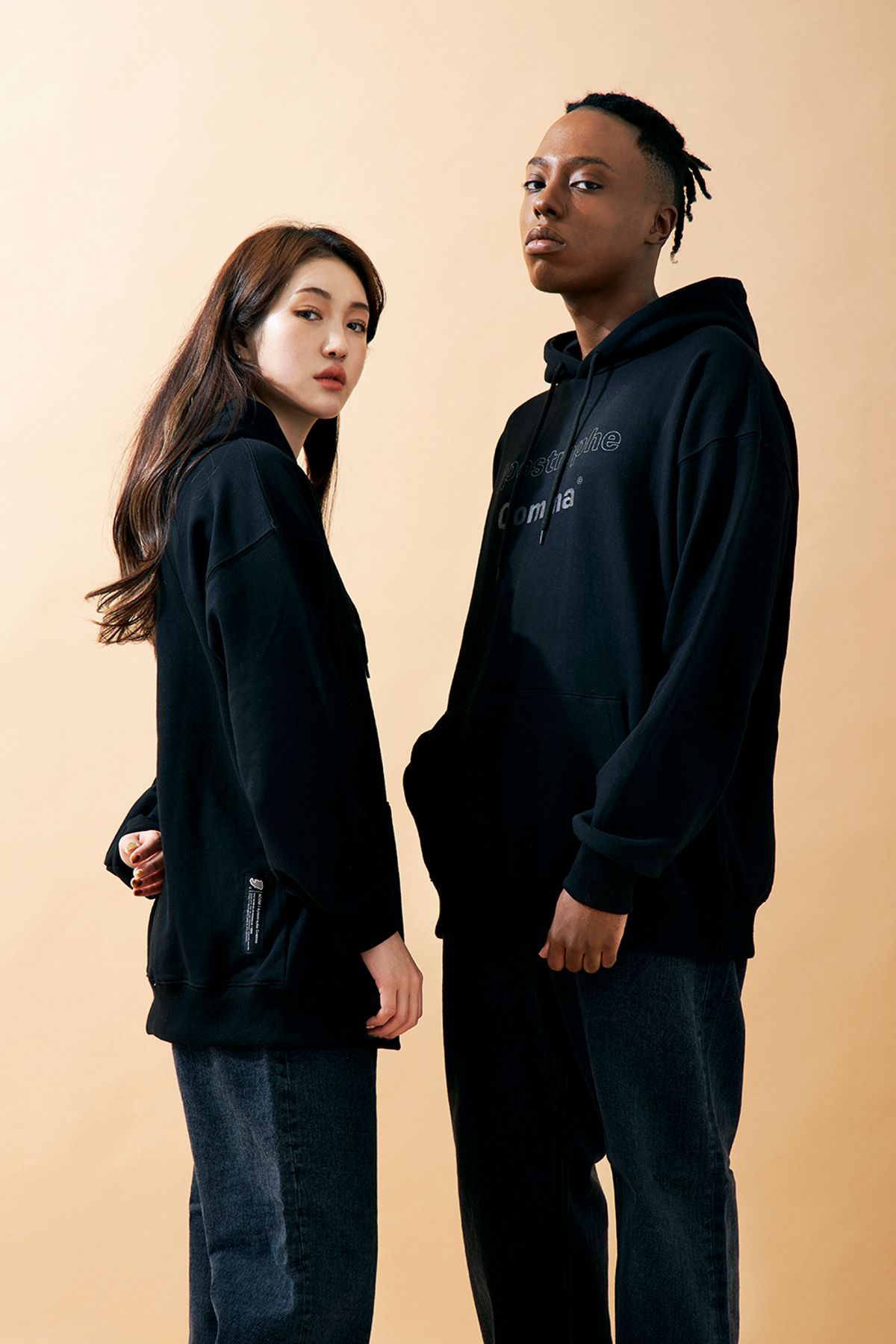 어퍼스트로피 콤마(APOSTROPHE COMMA) OUTLINE LOGO HOODIE (Black/Black)