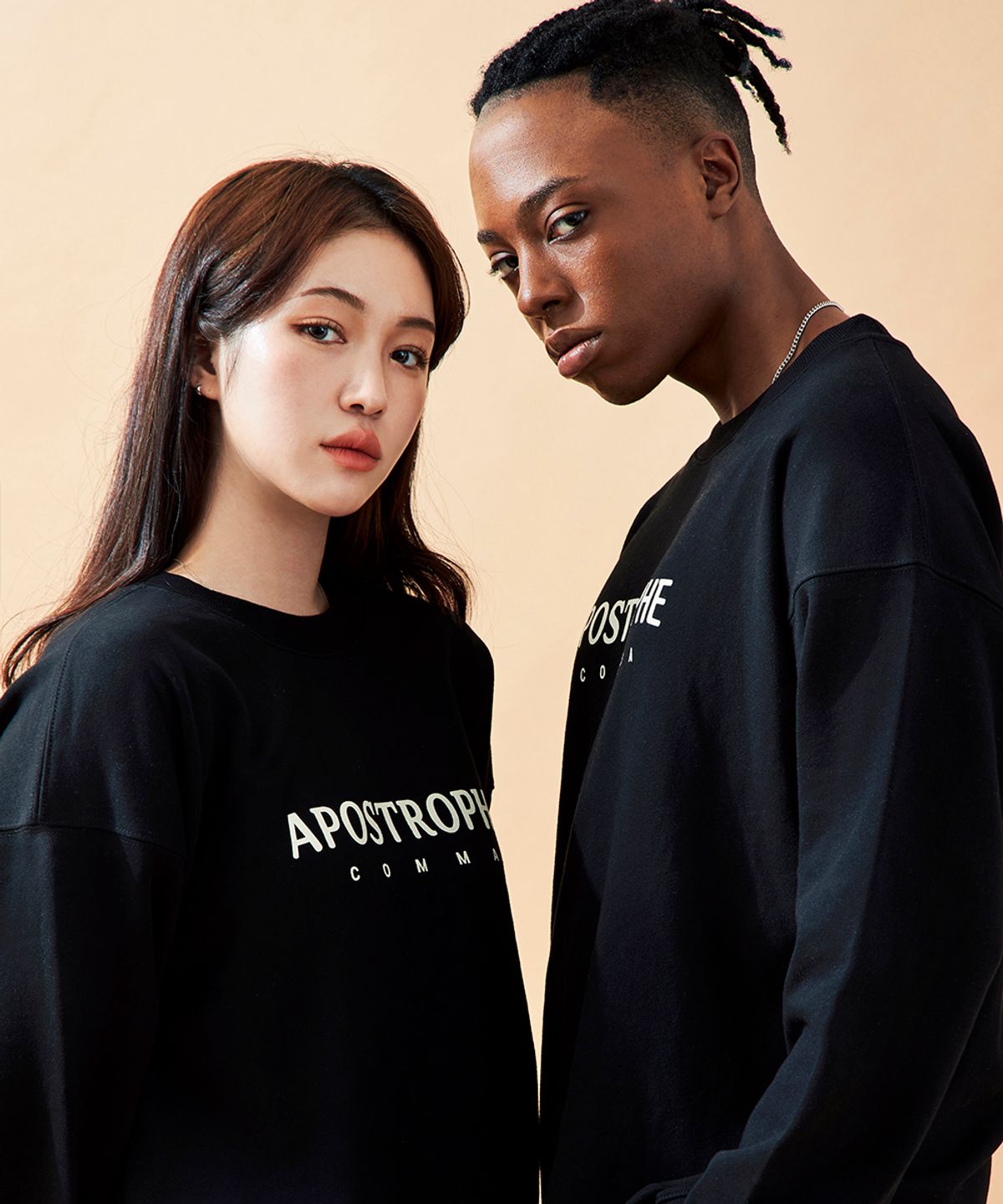 어퍼스트로피 콤마(APOSTROPHE COMMA) MELTED LOGO SWEAT SHIRTS (Black/Ivory)
