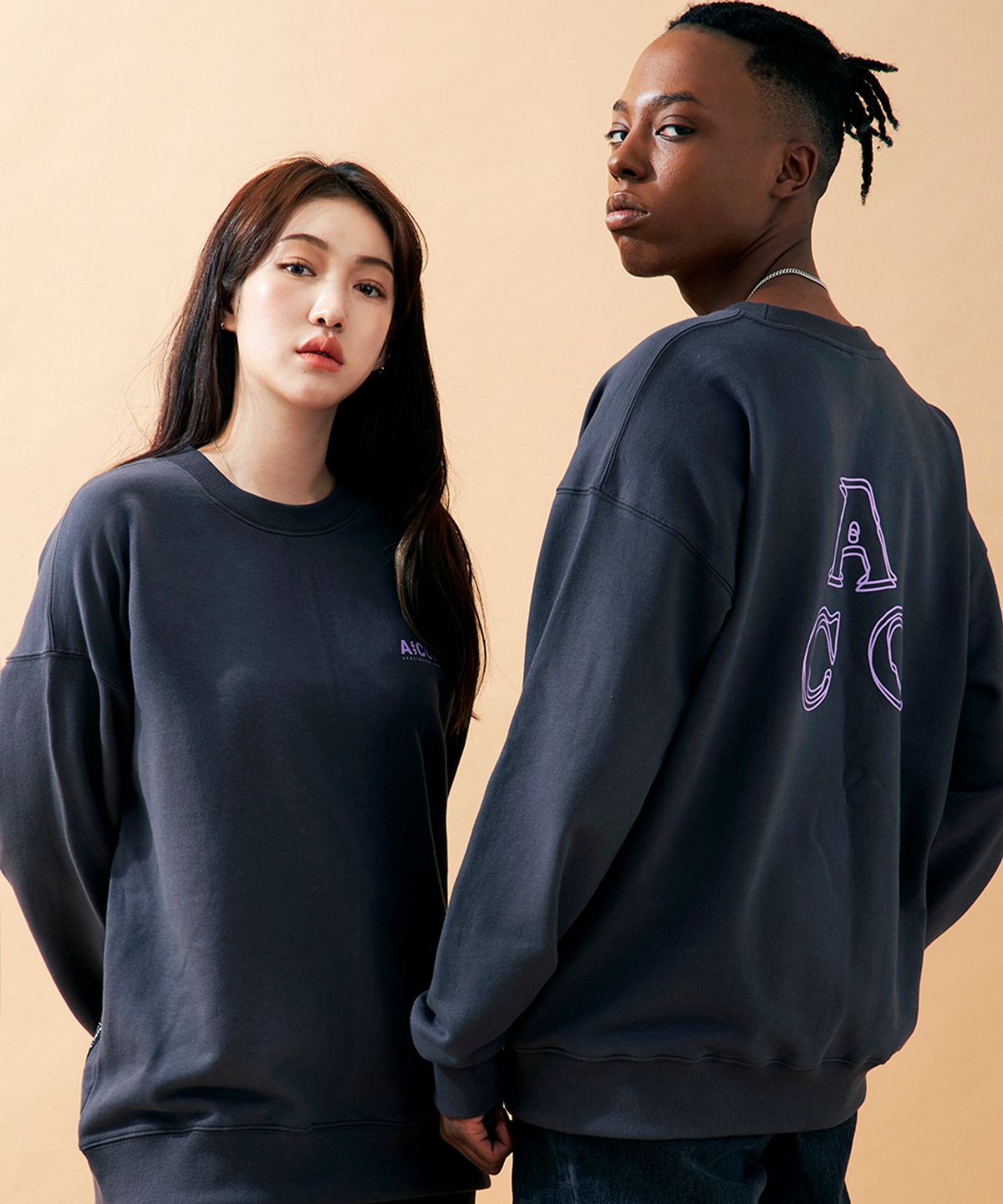 어퍼스트로피 콤마(APOSTROPHE COMMA) ACO LOGO SWEAT SHIRTS (Charcoal/Violet)