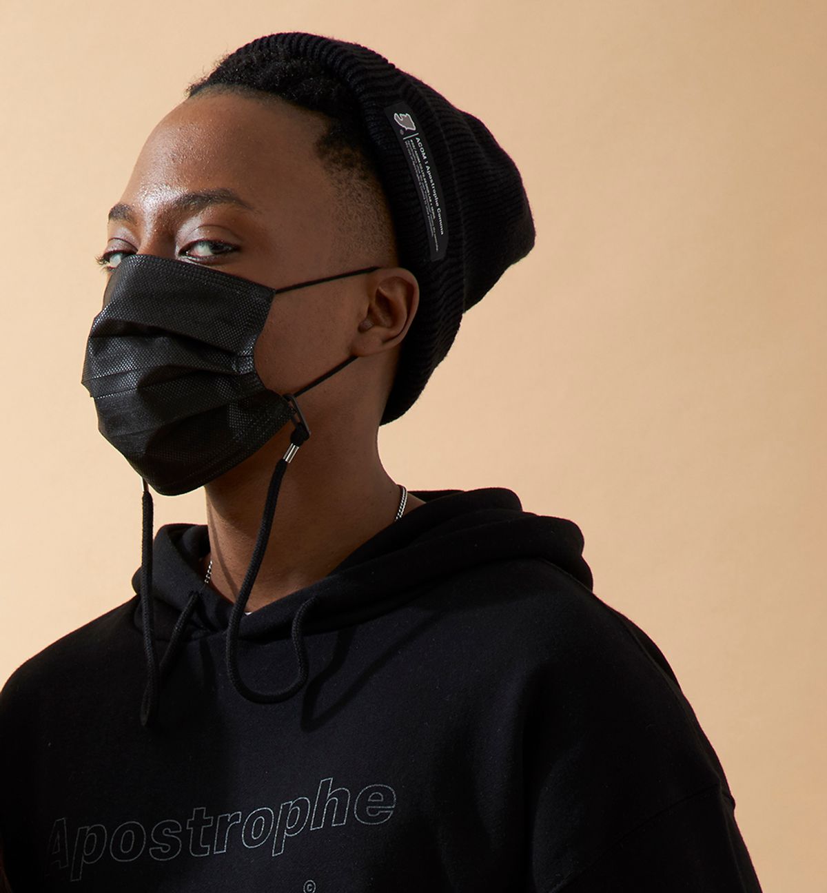 어퍼스트로피 콤마(APOSTROPHE COMMA) MAIN LABEL SHORT BEANIE (Black)