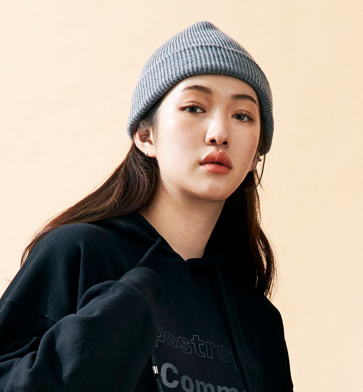 어퍼스트로피 콤마(APOSTROPHE COMMA) MAIN LABEL SHORT BEANIE (Gray)