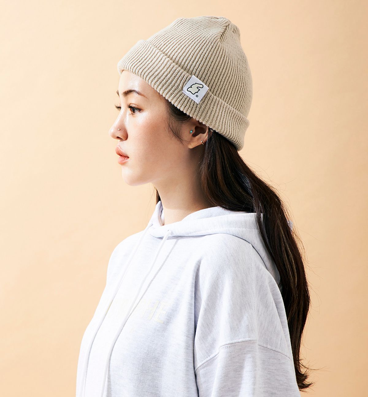 어퍼스트로피 콤마(APOSTROPHE COMMA) REVERSIBLE IV LABEL SHORT BEANIE (Beige)
