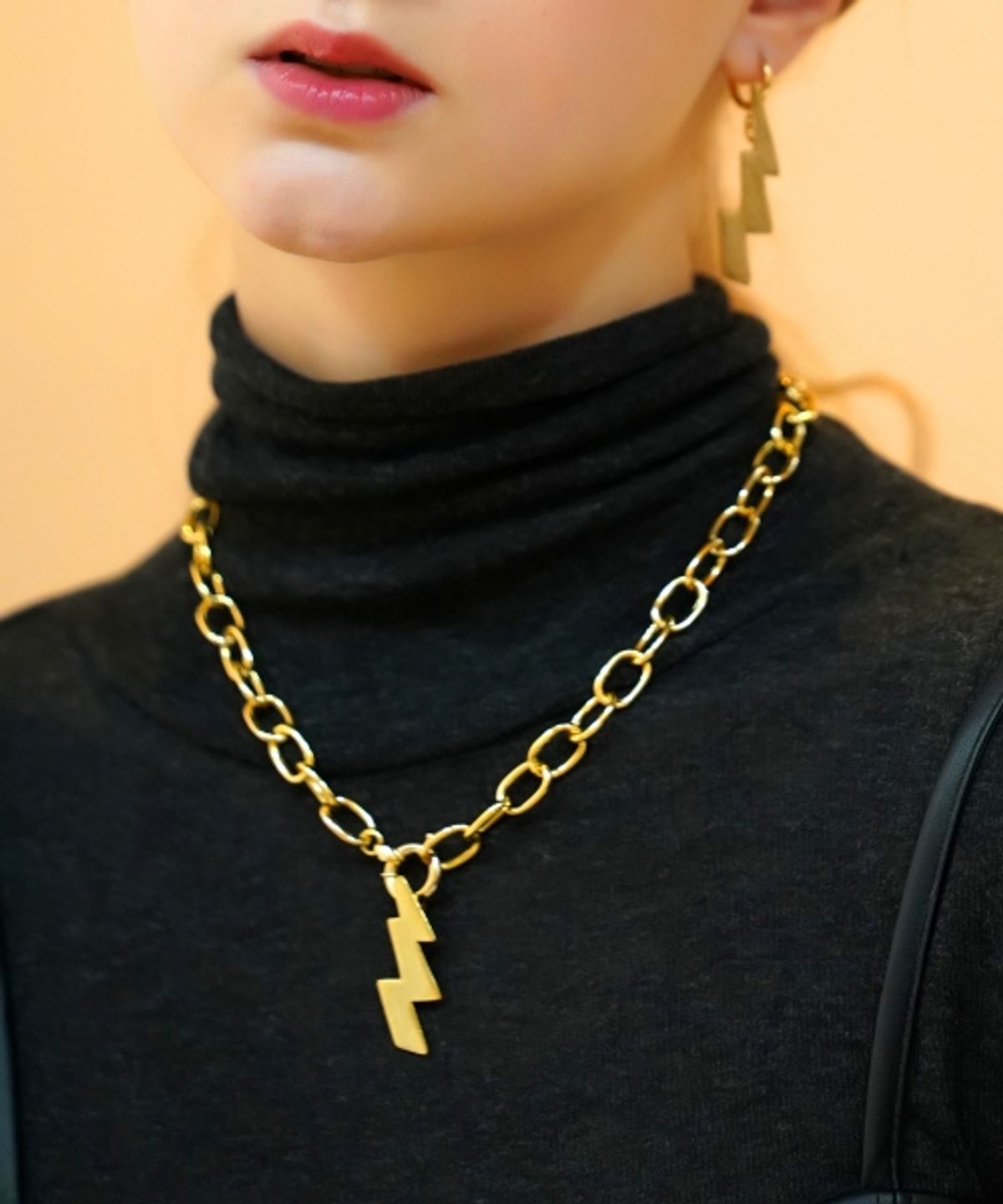 봉보(BONBEAU) Edge pendant bold chain Necklace  썬더 팬던트 볼드 골드 체인 목걸이