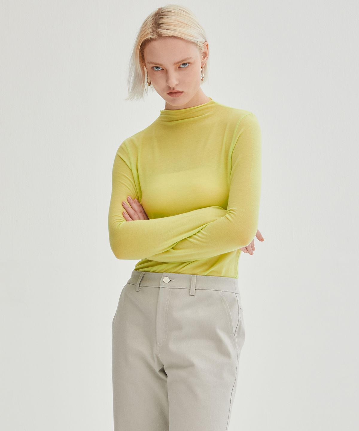 온느(ONNE) Back Pointed Mok Neck Top - Lime