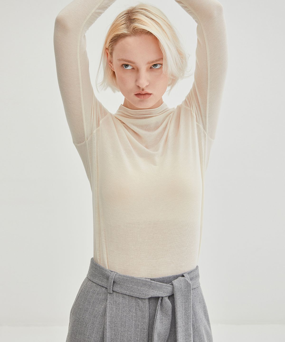 온느(ONNE) Back Pointed Mok Neck Top - Ivory