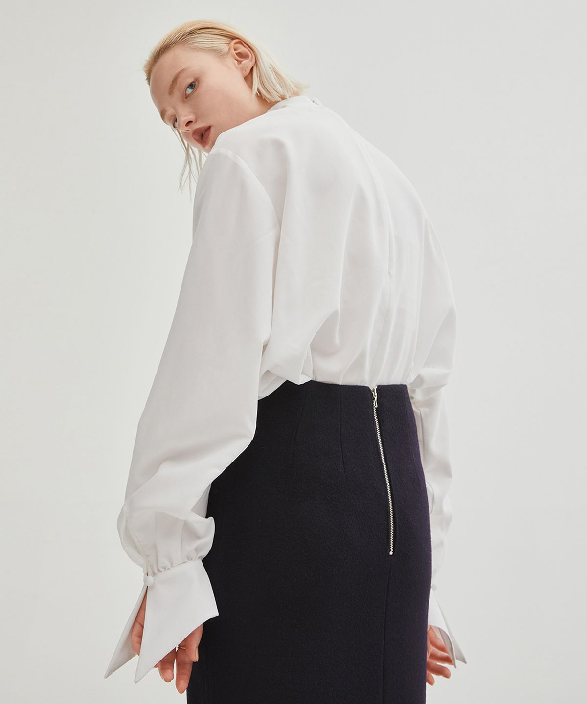 온느(ONNE) Cuffs Pointed Snap Blouse - Ivory