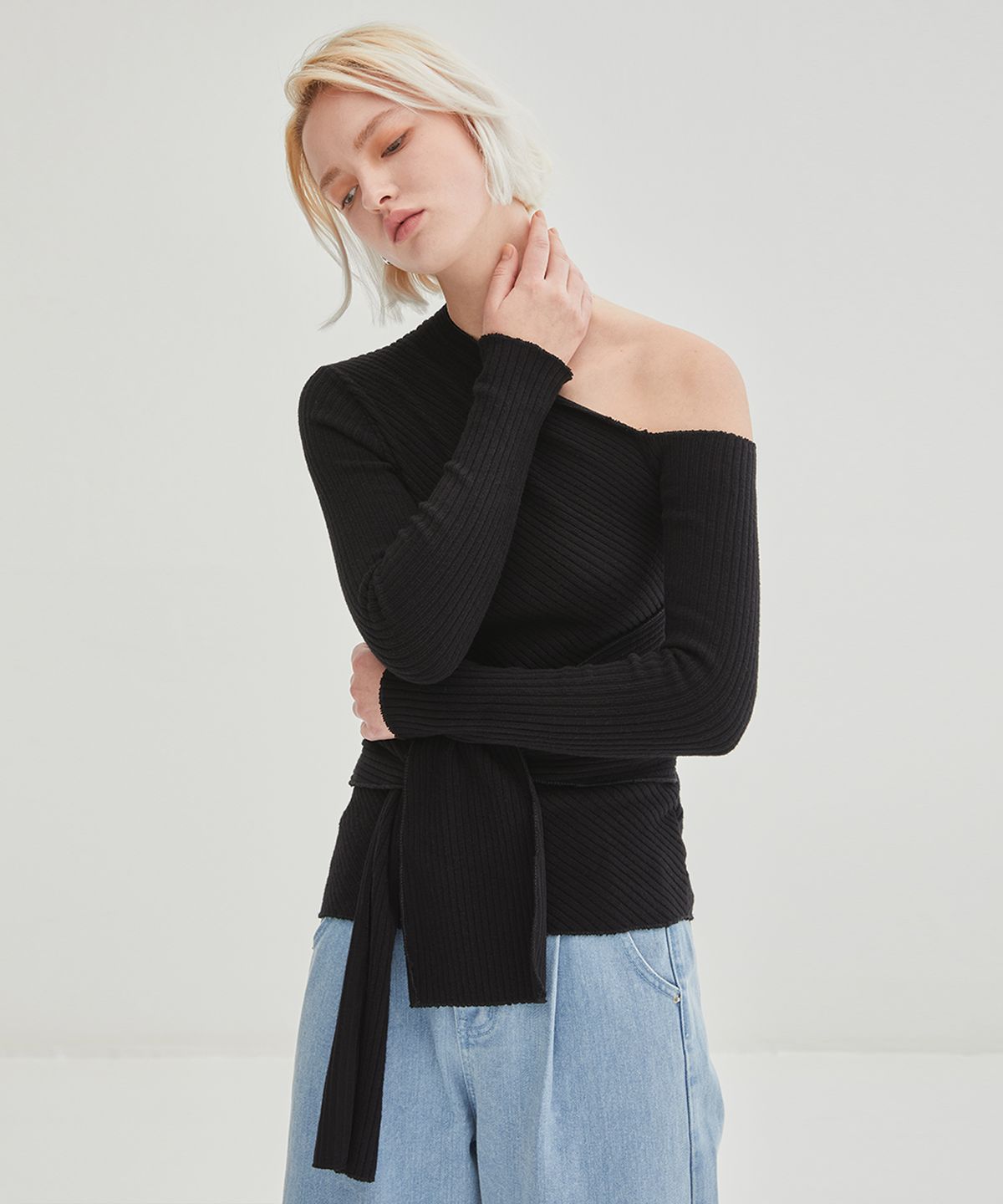 온느(ONNE) Tied Waist One Shoulder Top - Black