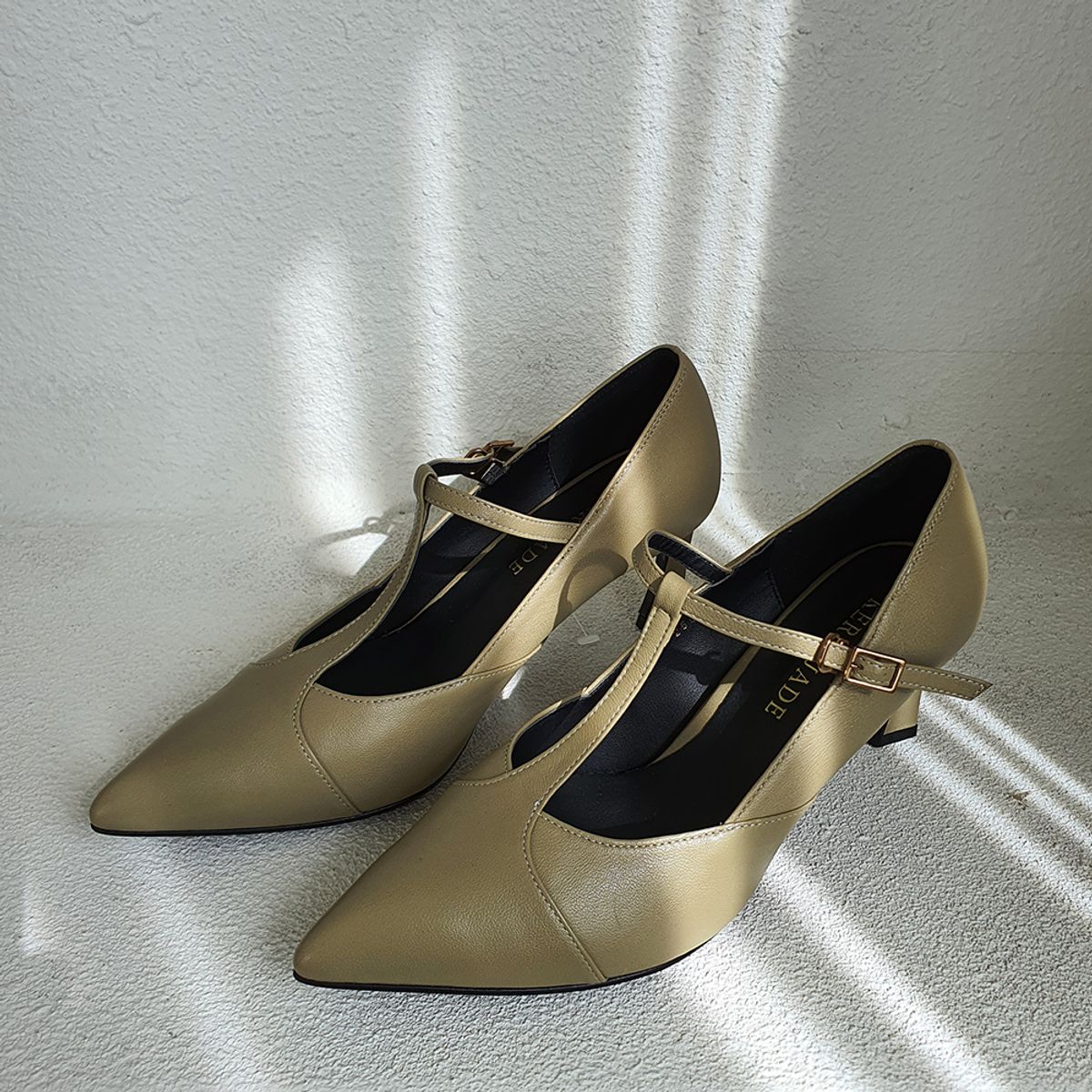 케리제이드(KERRIJADE) T-Strap Pumps_KhakiBeige