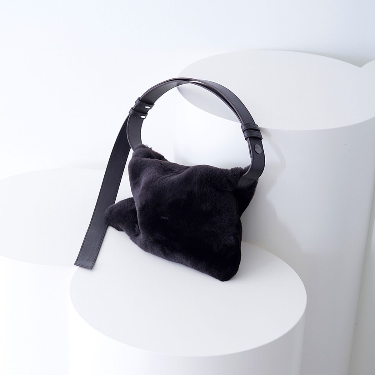 핀블랙(PINBLACK) TWO WAY SHOULDER MUSTANG BAG DARK BROWN