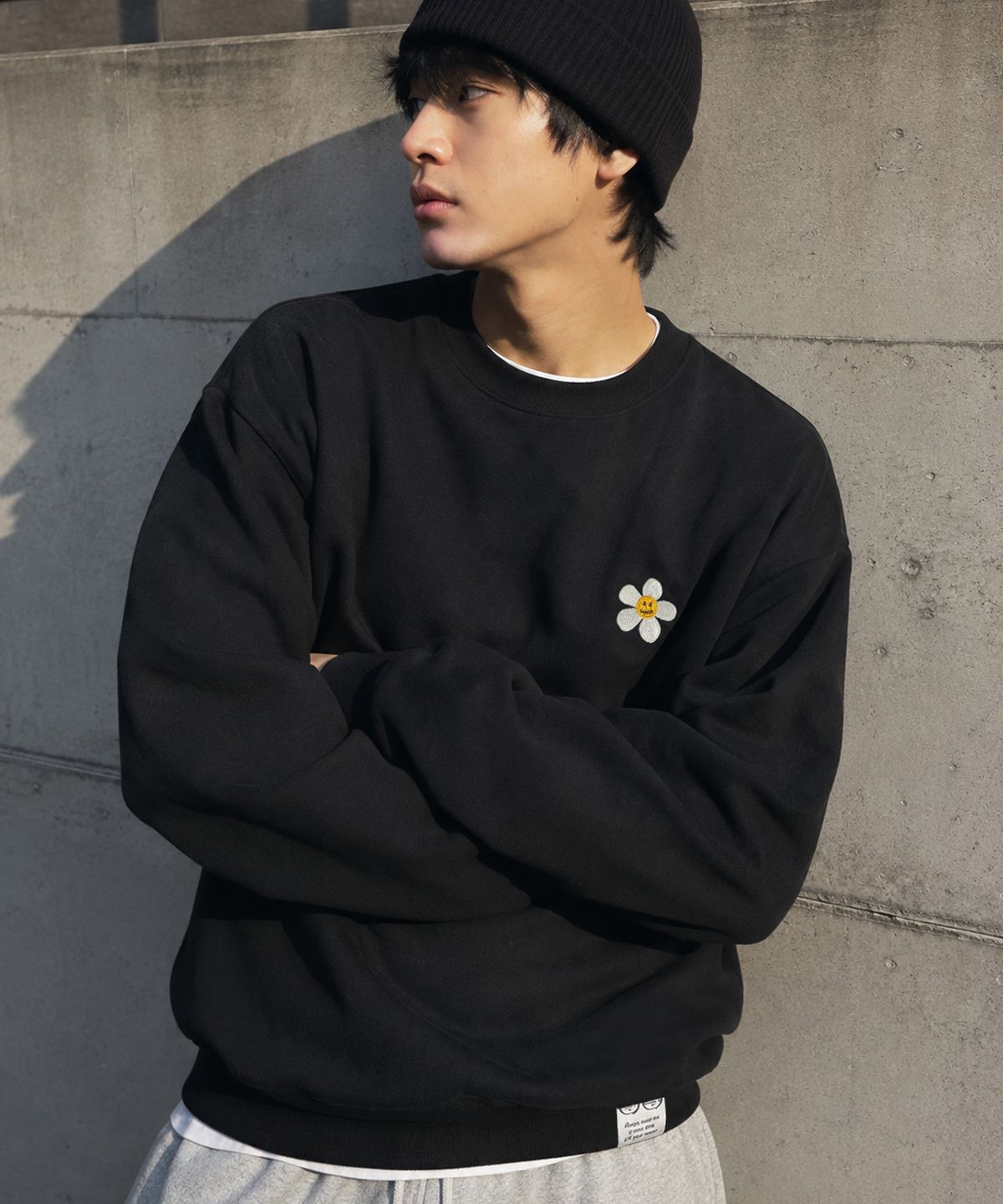 그레이버(GRAVER) [UNISEX]플라워도트 자수 맨투맨_2color