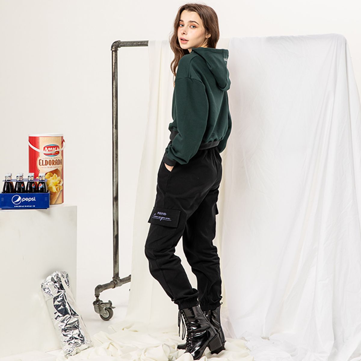 라온(RA_ON) Basic Jogger Pants Gray Lettering - Black