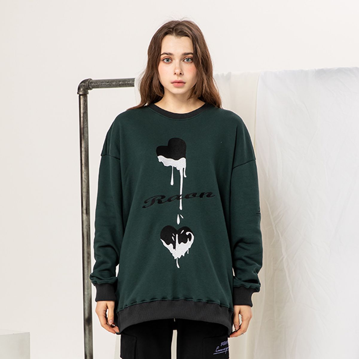 라온(RA_ON) Heart Logo Sweatshirt - Green