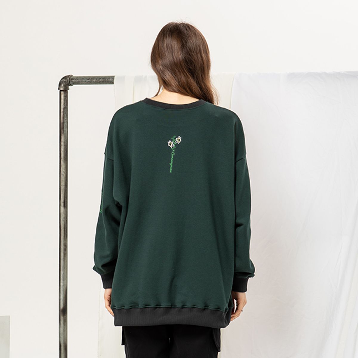 라온(RA_ON) Flower Lettering Sweatshirt - Green