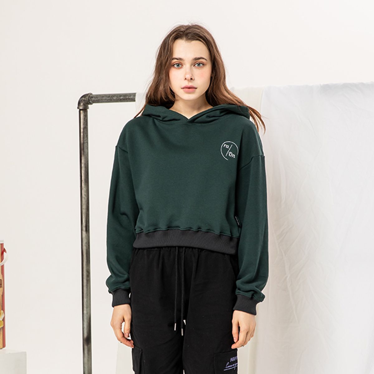 라온(RA_ON) Logo Lettering Crop Hood - Green