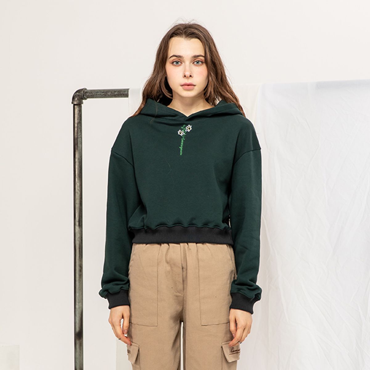 라온(RA_ON) Flower Lettering Crop Hood - Green