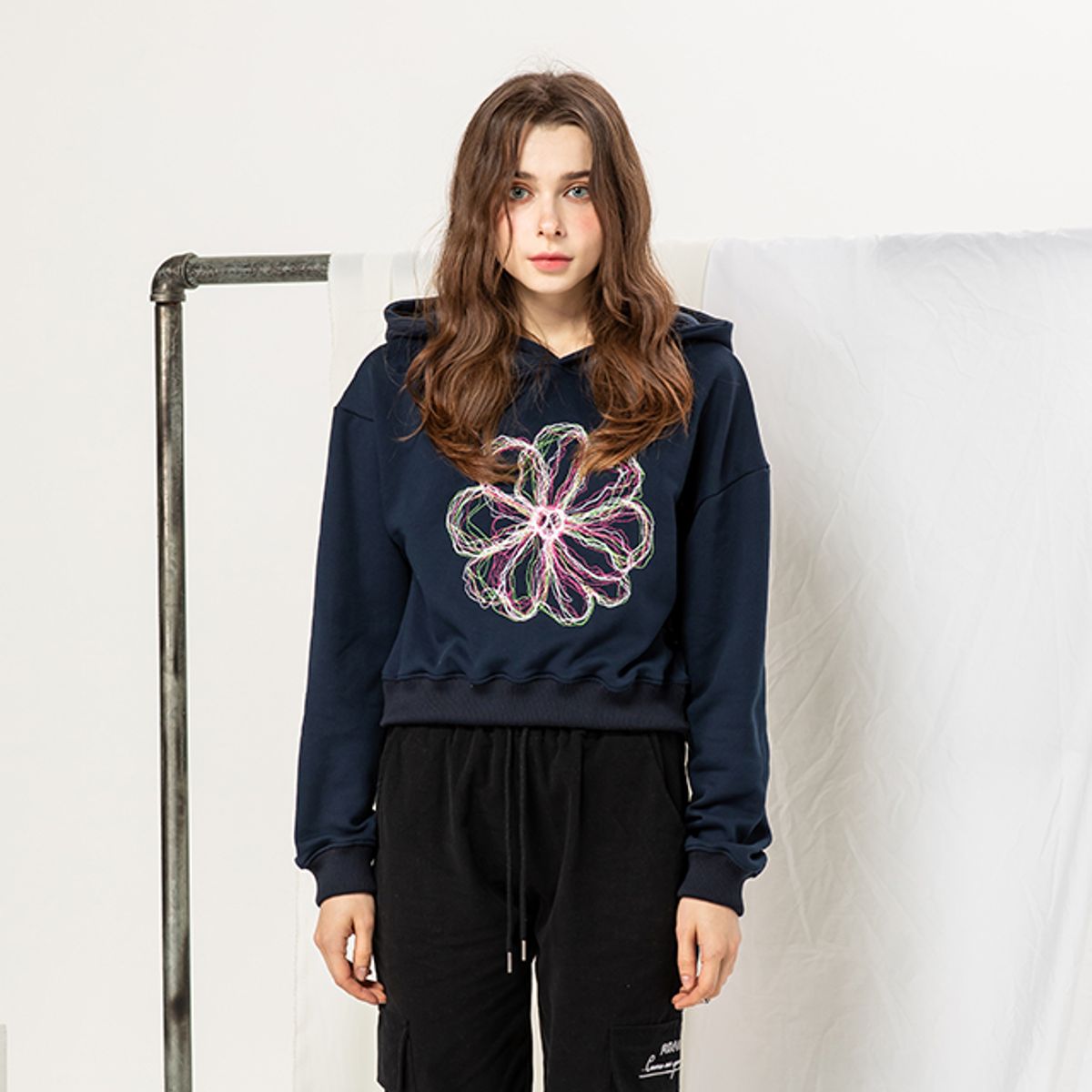라온(RA_ON) Big Flower Crop Hood - Navy